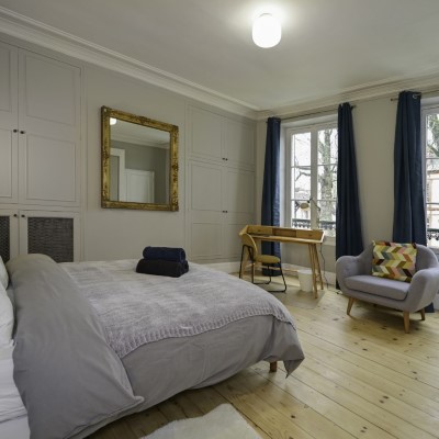 Chambre sarcelle. The blue room. Teal room featured image