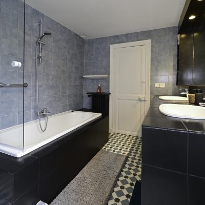 Luxury bathroom Chambre boiserie the wood room at Honoré House