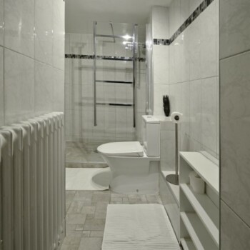 ensuite shower room for the terracotta room - chambre terracotta